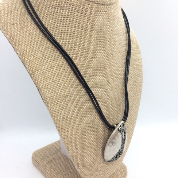 3/$30 PREMIERE DESIGNS METALLIC SILVER SHELL CORD NECKLACE - Picture 5 of 11